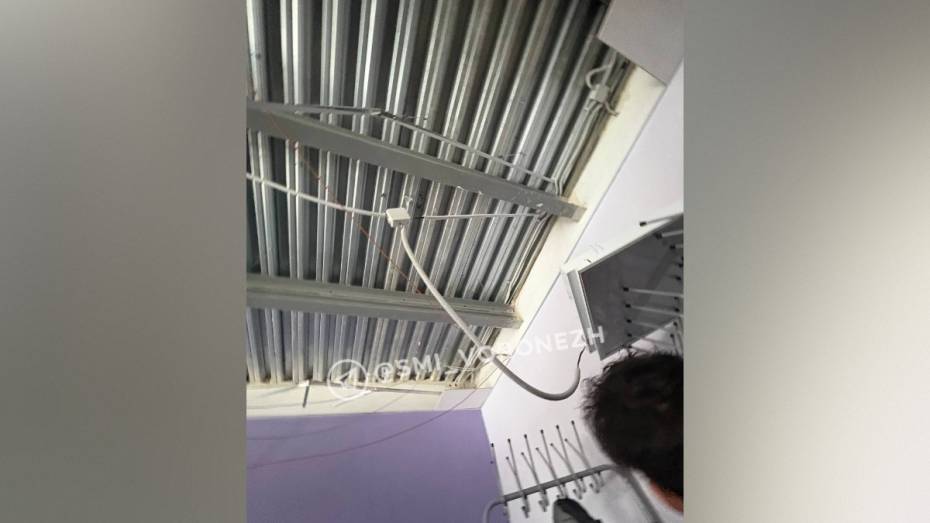 В Воронеже в недавно отремонтированной школе №29 обвалился потолок