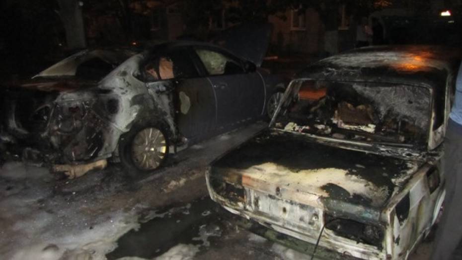 В Воронеже на улице Баррикадной сгорели сразу три автомобиля