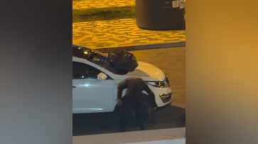 Воронежец закинул на капот припаркованного авто мусорный мешок и хотел проколоть колесо машины