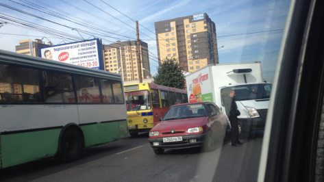 Три ДТП заблокировали движение на Московском проспекте в Воронеже