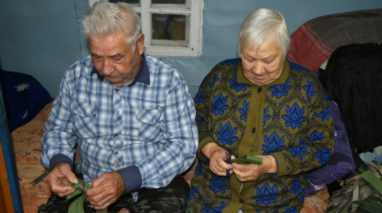 Мастерскую по плетению маскировочных сетей организовал дома 84-летний грибановец