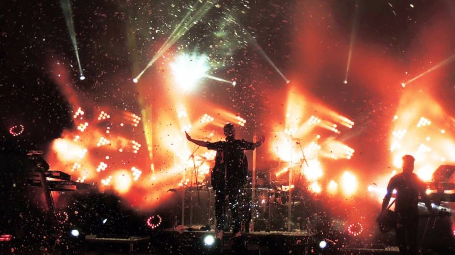 В Воронеже солист Tokio Hotel надел любимые костюмы Киркорова и Верки Сердючки