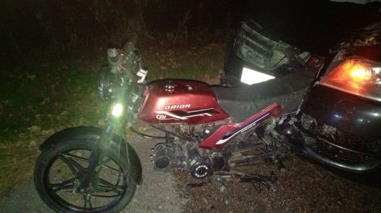 В Воронежской области Volkswagen врезался в мопед: двое пострадали