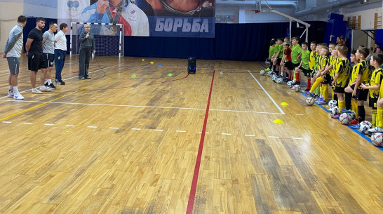 Профессиональные тренеры и игроки провели занятие с юными богучарскими футболистами