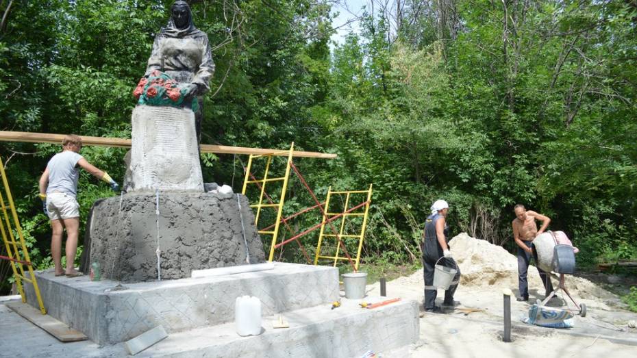В Эртильском районе приступили к ремонту памятника «Скорбящая мать» 