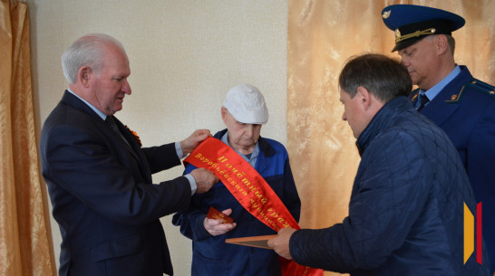 Двоим ветеранам присвоили звания почетных граждан Воробьевского района