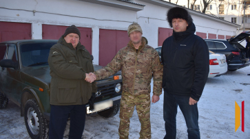 Из Лискинского района на СВО передали автомобиль и антидроновые одеяла