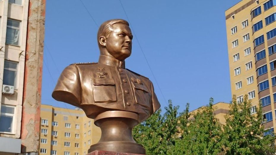 Бюст генерала Николая Ватутина установили в новом сквере Воронежа