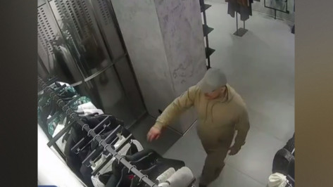 В Воронеже мужчина украл женские платья из магазина на 60 тыс рублей: видео