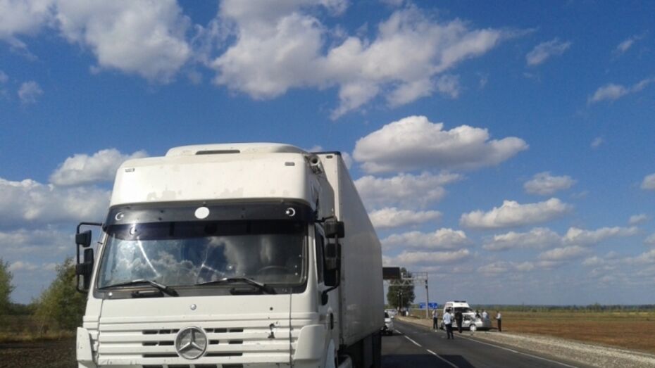 В Воронежской области Toyota столкнулась с грузовиком: двое погибли