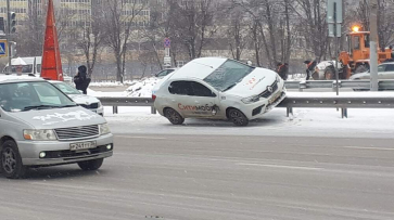 Такси сбило женщину и влетело на ограждение на Московском проспекте Воронежа