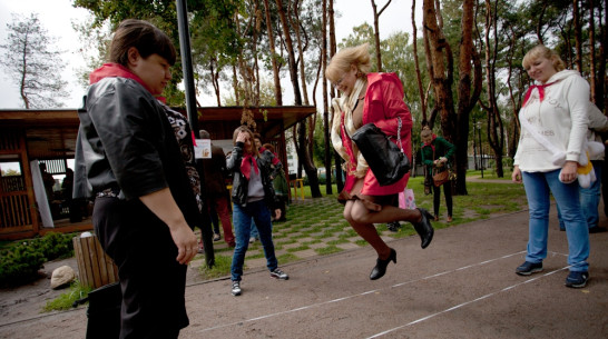 В парке «Алые паруса» развешивали черно-белые фотографии, играли в «резиночку» и закапывали бутылку с посланиями