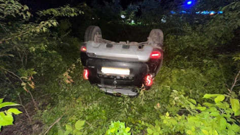 Renault Duster перевернулся в Воронежской области: пострадали 2 человека