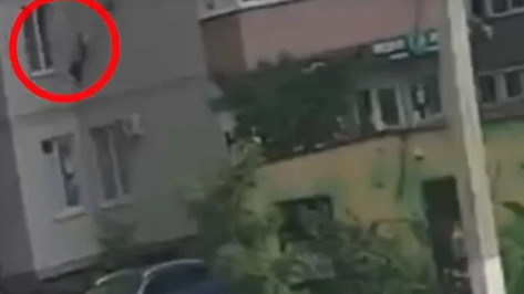 В воронежском ЖК «Ботанический сад» мужчина спрыгнул с парашютом-кофтой из окна 2 этажа