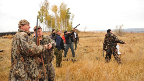 Острогожские охотники соревновались в стрельбе по летающим тарелочкам