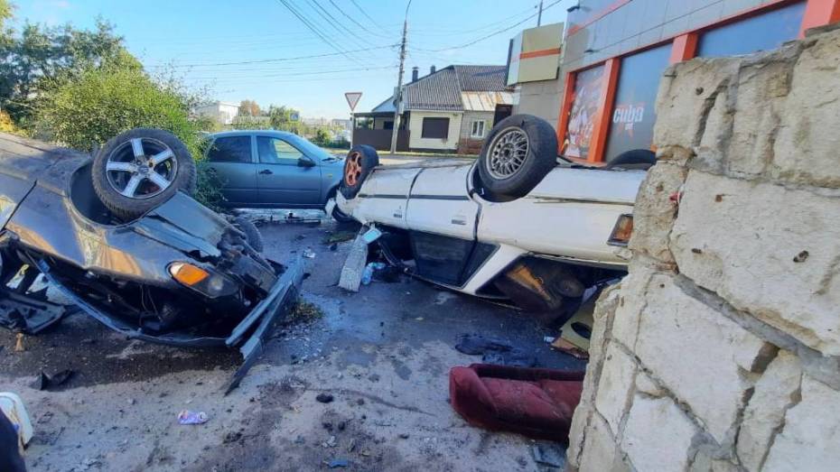 Два автомобиля перевернулись ночью у пиццерии на улице Чапаева в Воронеже