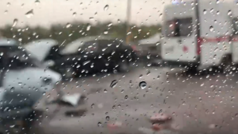 В соцсетях появилось видео с последствиями массового ДТП на трассе М-4 «Дон» в Воронеже