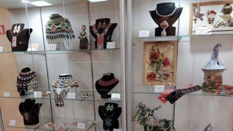 Панинская мастерица показала свои работы из бисера жителям Курской области