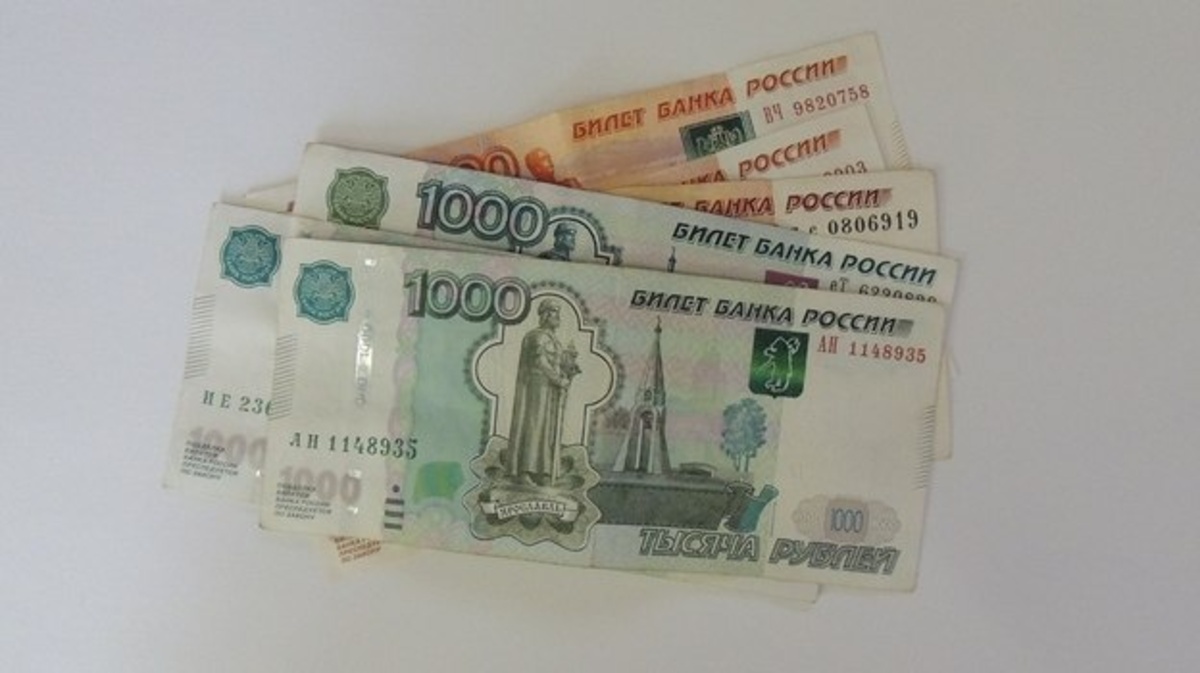 Фото 1000 рублей на столе