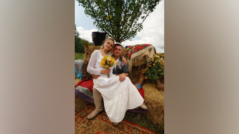 В Воронежской области молодожены сыграли свадьбу в сельском стиле