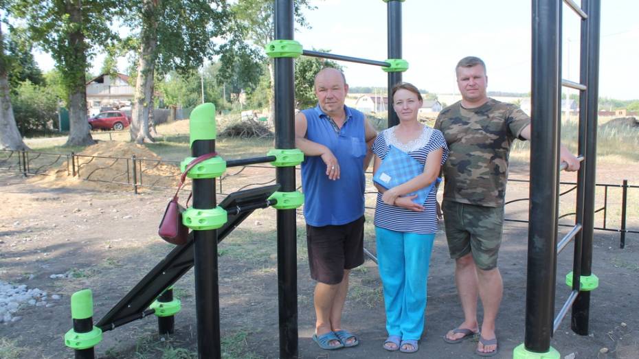 Активисты хохольского села Новогремяченское на месте пустыря обустроили детскую площадку