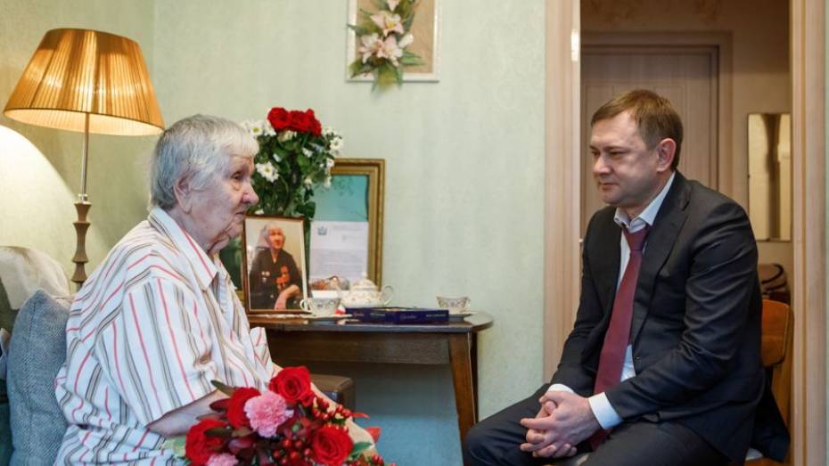 В Воронеже 102-летняя фронтовичка рассказала спикеру облдумы об освобождении города