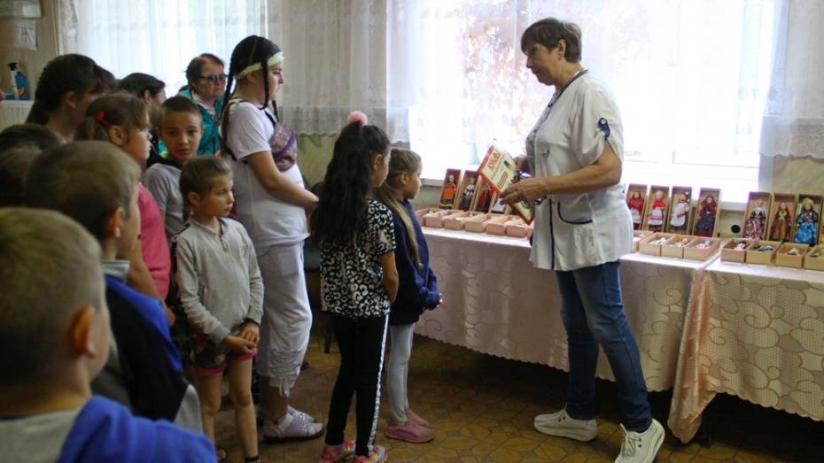 Выставка кукол в народных костюмах открылась в Аннинском районе