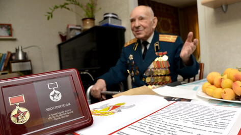 В Воронеже освободителя Севастополя наградили памятным знаком-медалью 