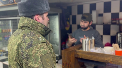 В Воронеже сняли на видео рейд на мигрантов на рынке