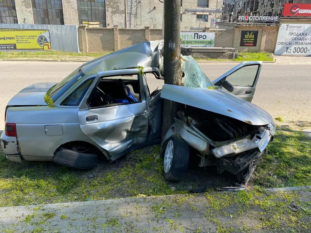 Автомобиль сложился пополам после удара о дерево на улице Электросигнальной  в Воронеже