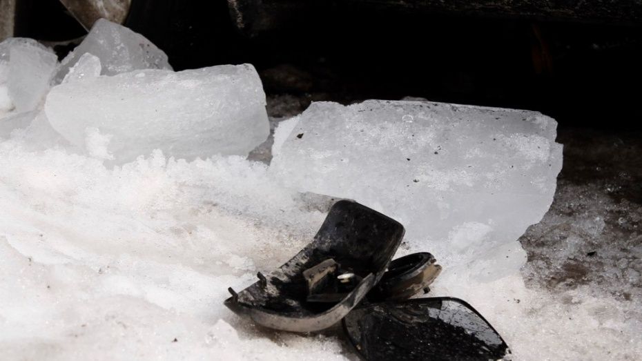 В Воронеже ледяная глыба разбила крышу Volkswagen