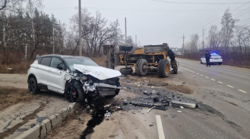 Жесткое ДТП с экскаватором и легковым авто под Воронежем попало на видео