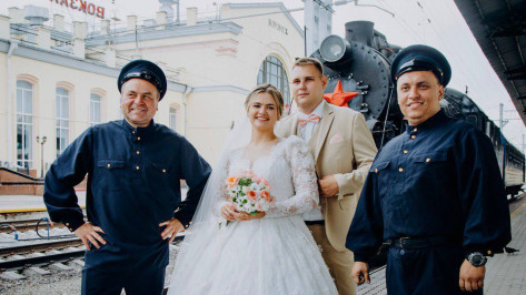 Свадьба на колесах: в Воронеже новобрачные отметили свадьбу в «Графском поезде»