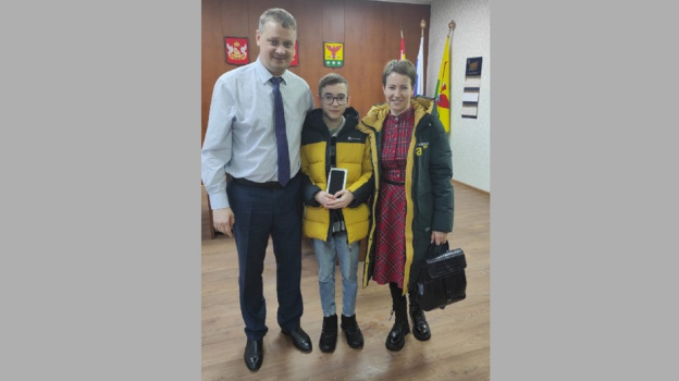 Эртильскому школьнику подарили телефон в рамках благотворительной акции