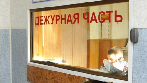В Воронеже дворник набросился с топором на администратора банка