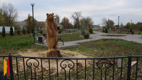 Сквер петропавловского села Бычок украсила деревянная скульптура медведя