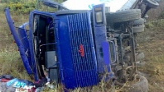 Молоковоз, перевернувшийся в Павловском районе, повредил здание сельского магазина