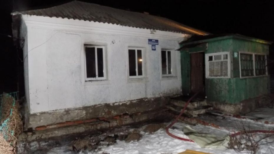 В Воронежской области при пожаре погиб сын хозяйки дома