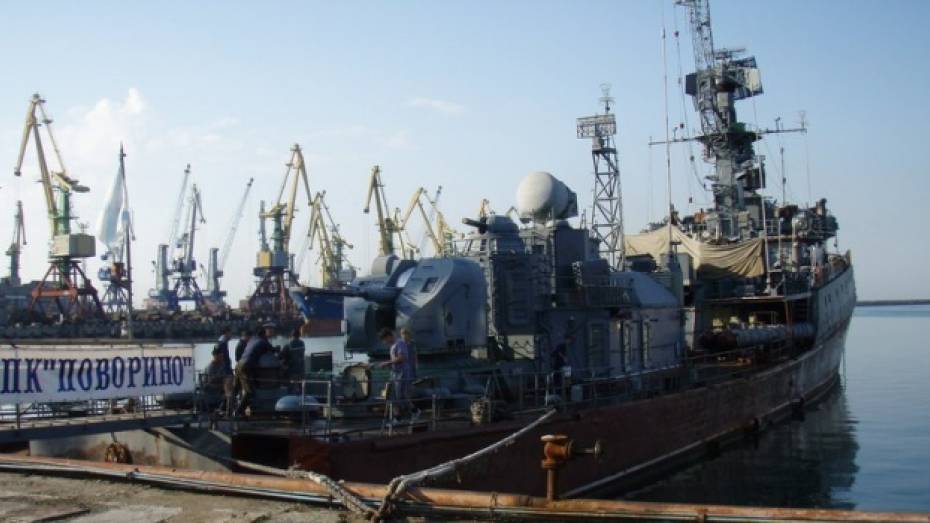 На подшефном корабле Поворинского района освятили Андреевский флаг 