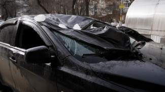 В Воронеже рухнувшая наледь пробила стекло и помяла крышу иномарки