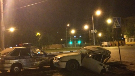 В Воронеже Opel Vectra распался на 2 части от удара о фонарь