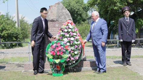 Китайцы посетили в Новохоперске захоронение 18 солдат-соотечественников