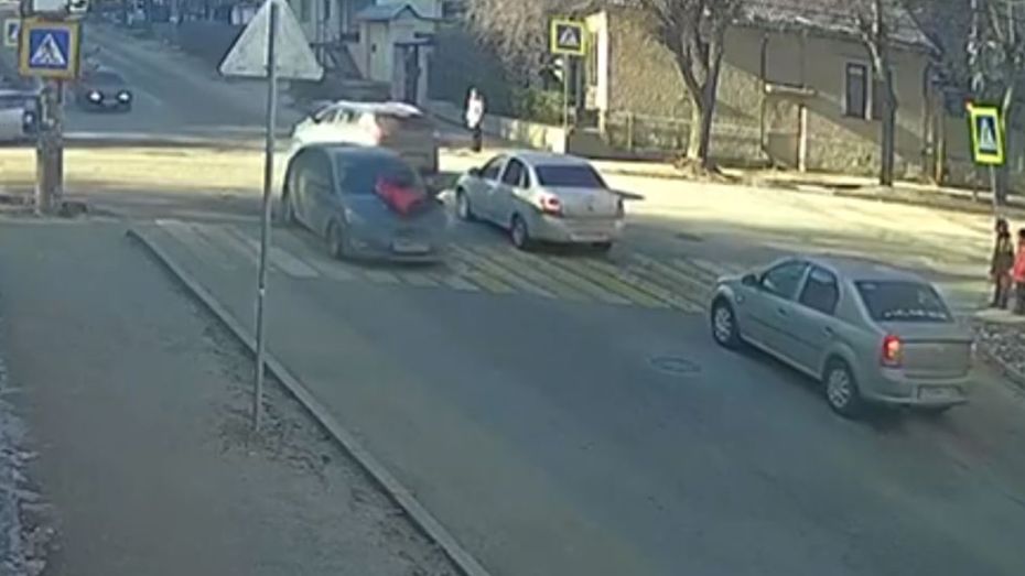 В Воронеже камера сняла, как иномарка сбила 9-летнего мальчика на переходе
