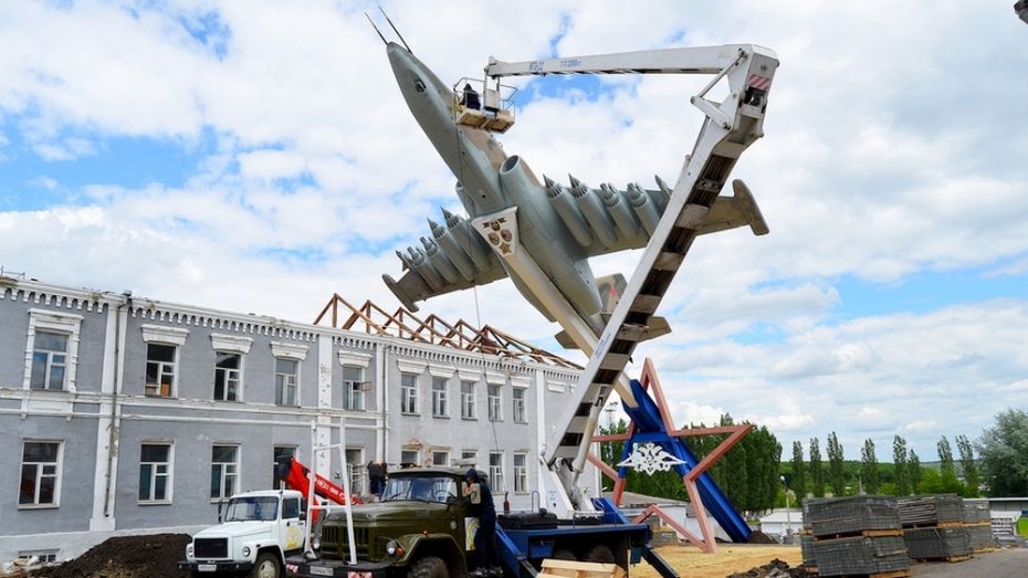 В Бутурлиновке к 100-летию города покрасили модель боевого самолета