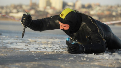 Подросток потерял сознание в провалившейся под лед машине в Воронежской области