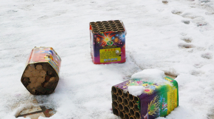 В Воронеже подростки закидали петардами женщину с маленьким сыном