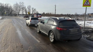 В воронежском селе Ямное столкнулись Infiniti и «Лада Приора»: пострадала женщина