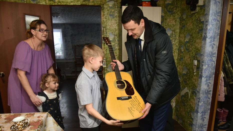 Воронежскому мальчику из Нижнего Мамона вручили гитару от главы российского МИДа Сергея Лаврова