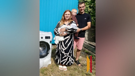 В Таловском районе трем нуждающимся семьям вручили бытовую технику и электронику