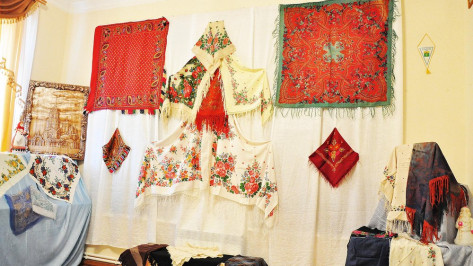 В Бутурлиновском краеведческом музее открылась выставка женских платков